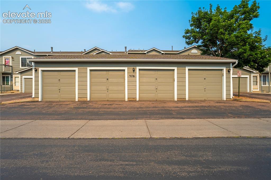 Image 20 of 20: Garage