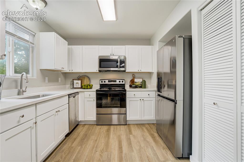 Image 6 of 20: Kitchen