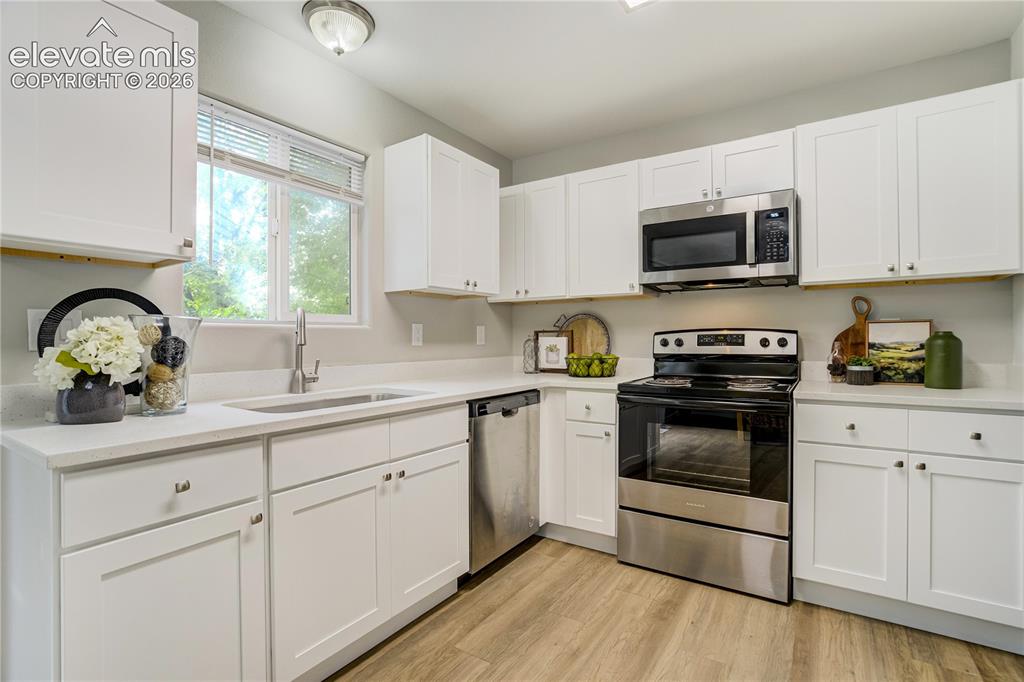 Image 7 of 20: Kitchen