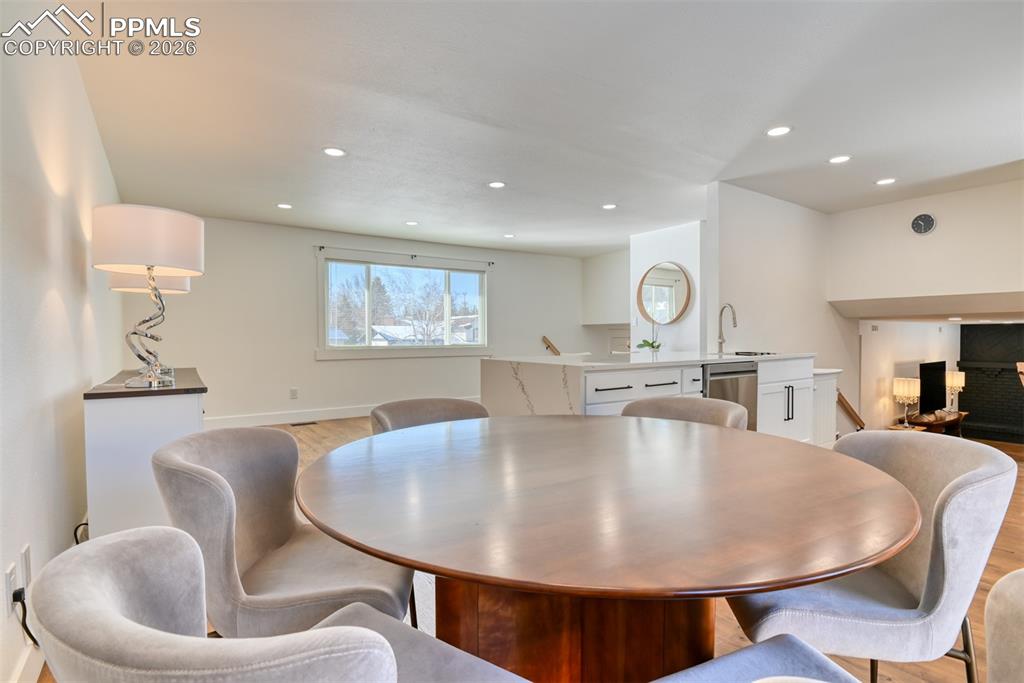 Image 18 of 46: Dining Area