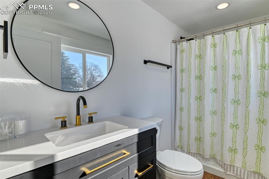 Image 22 of 46: Bathroom