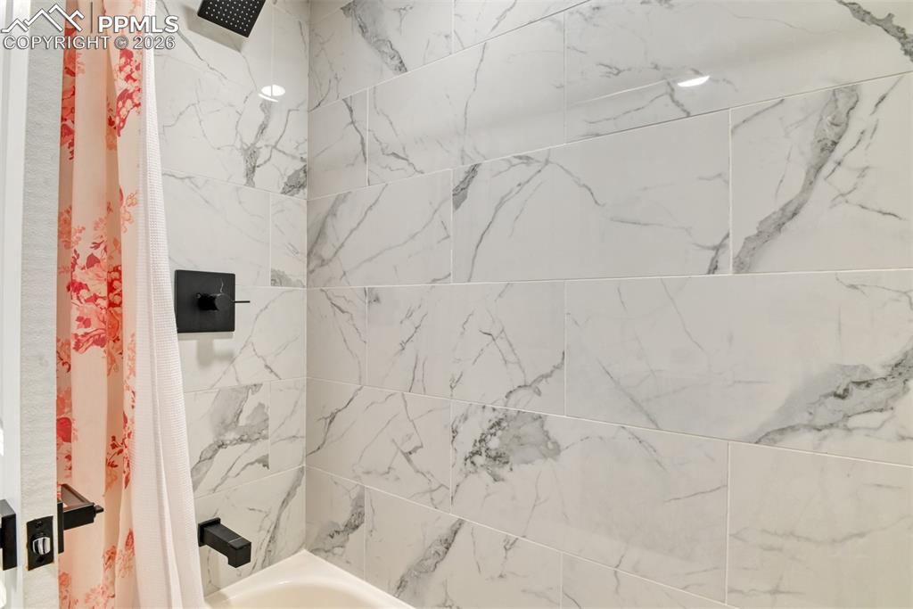 Image 29 of 46: Bathroom