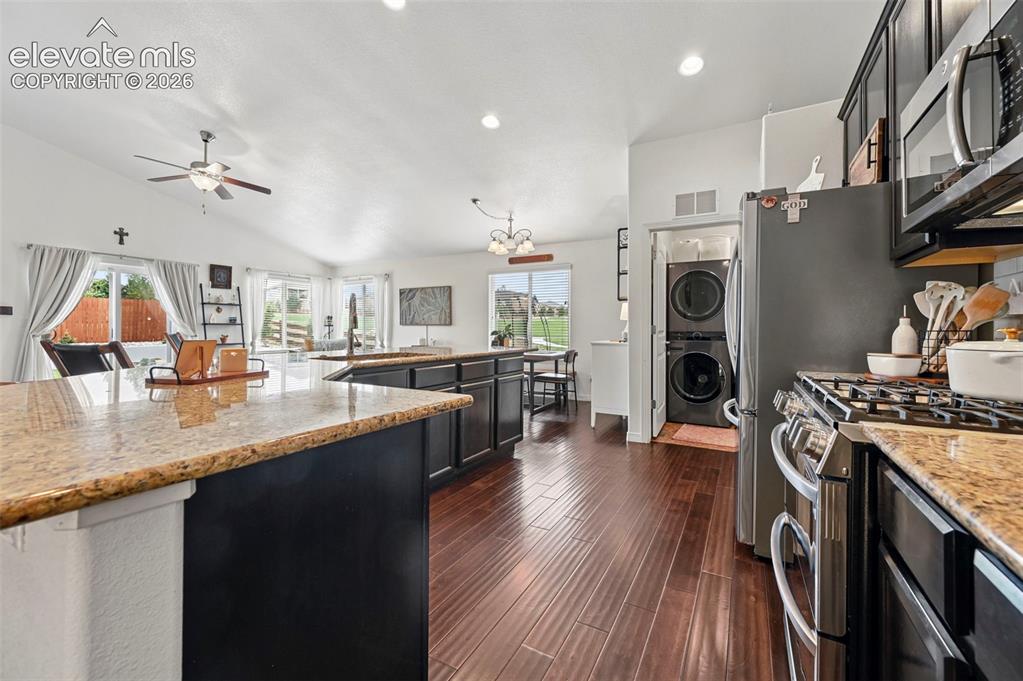 Image 14 of 50: Kitchen