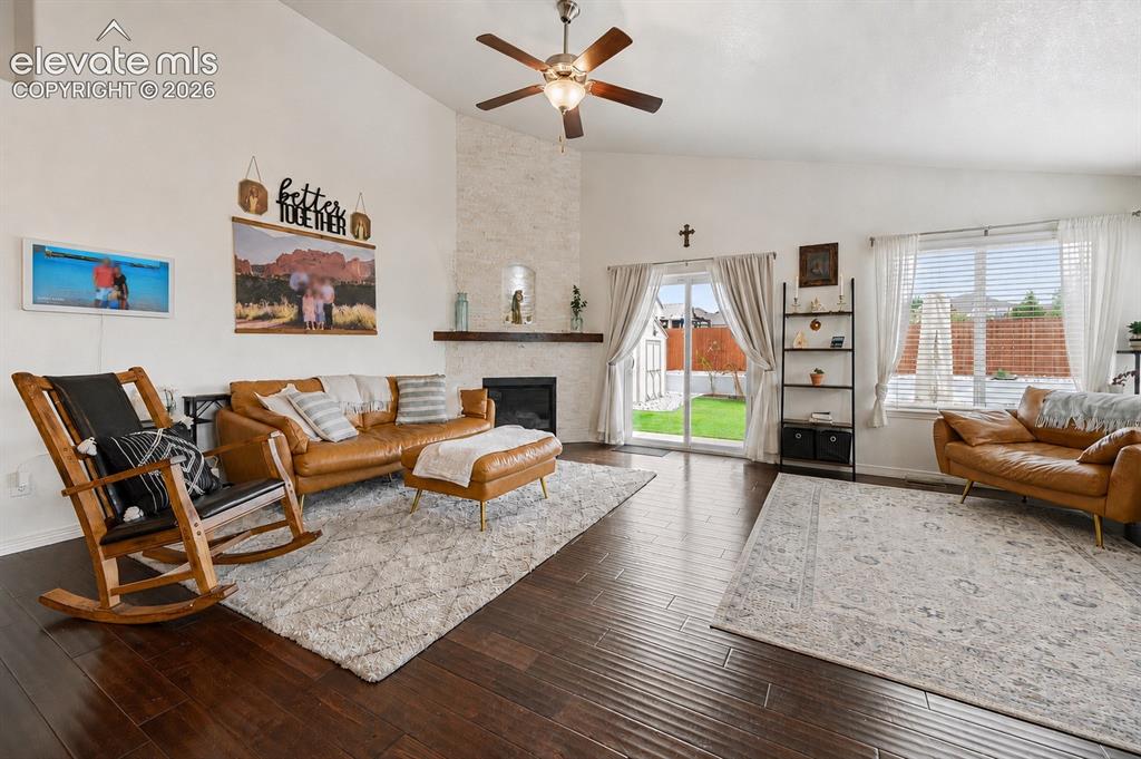 Image 8 of 50: Living Room