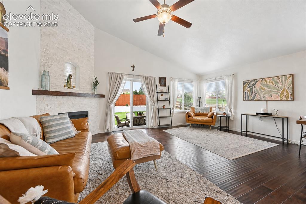 Image 9 of 50: Living Room