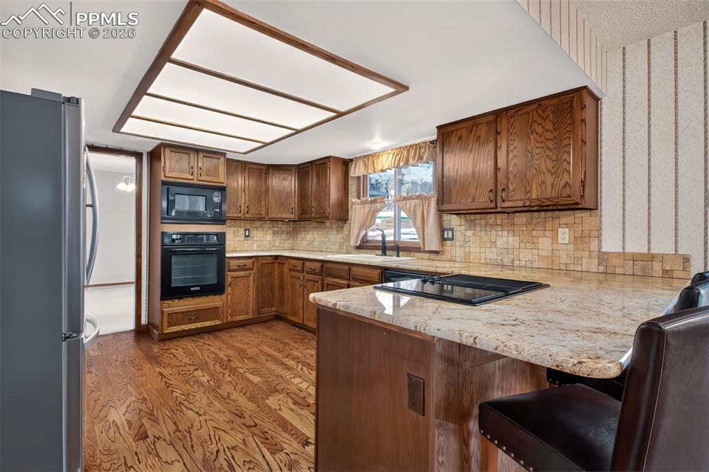Image 13 of 44: Kitchen