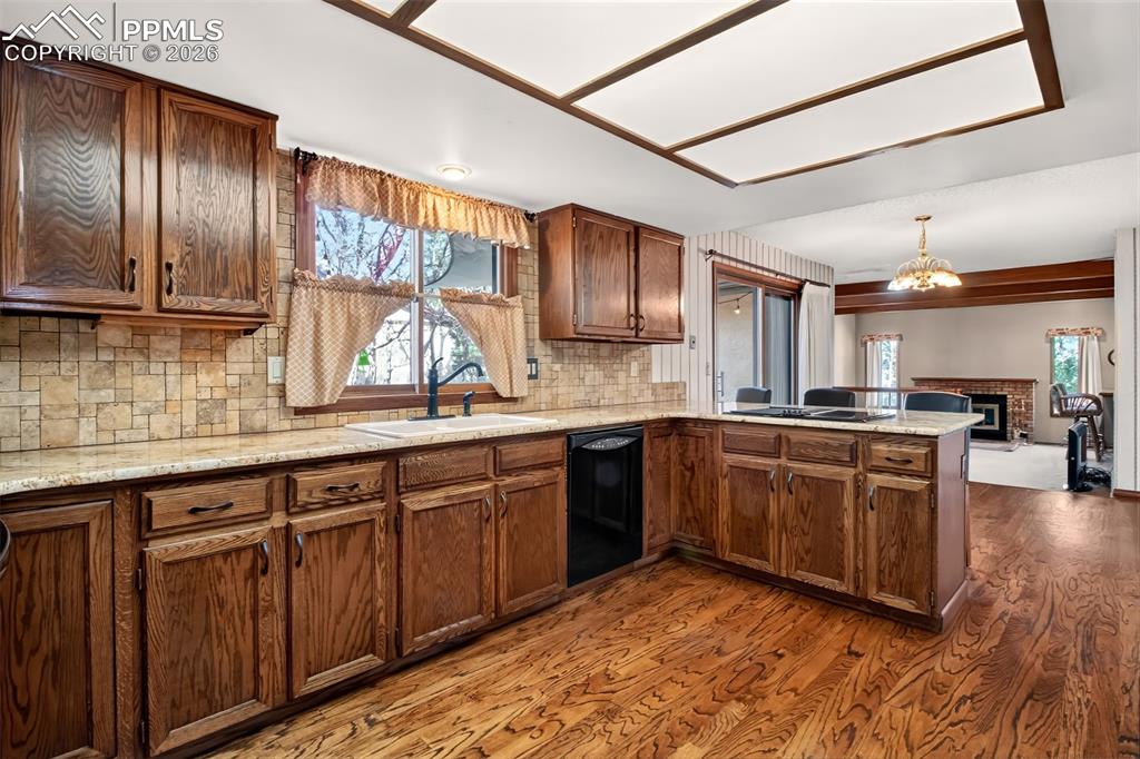 Image 14 of 44: Kitchen