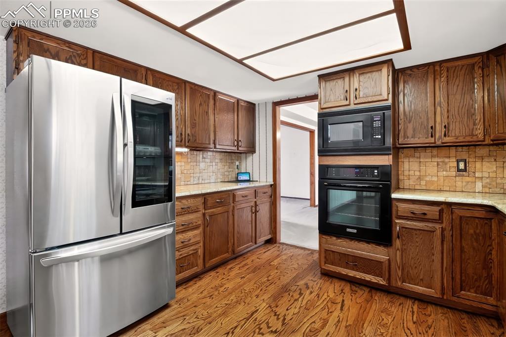 Image 15 of 44: Kitchen