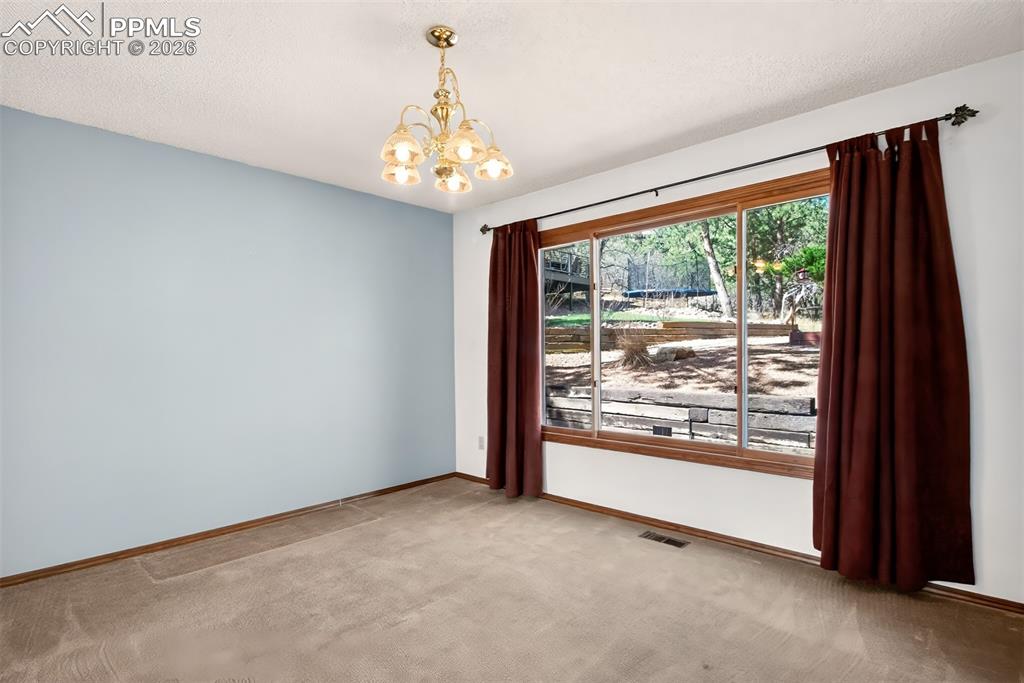 Image 22 of 44: Dining Area