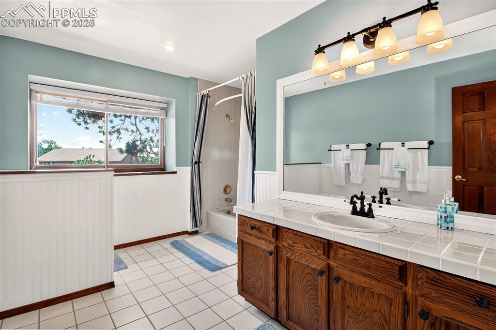 Image 34 of 44: Bathroom