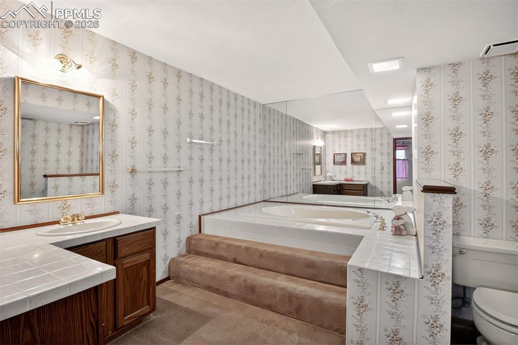 Image 41 of 44: Bathroom