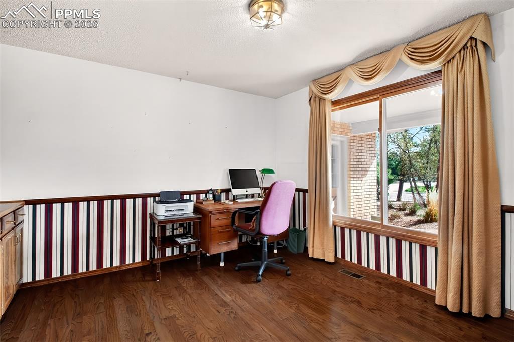 Image 9 of 44: Office