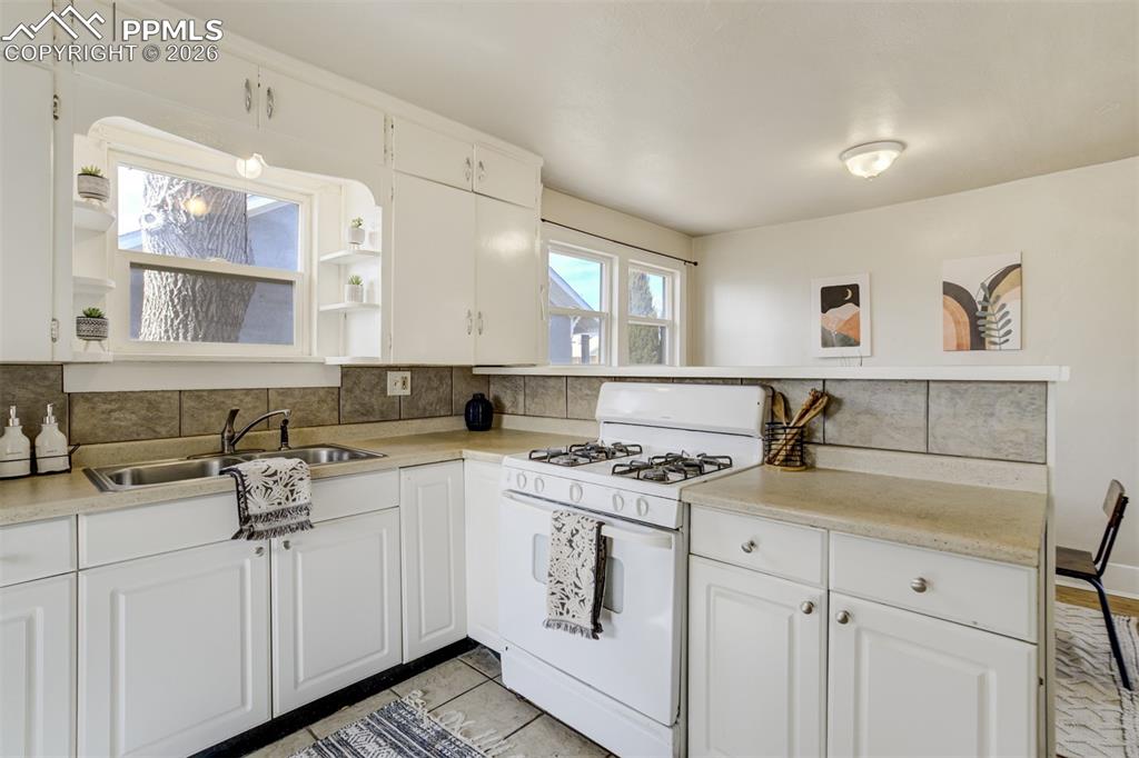 Image 13 of 37: Kitchen