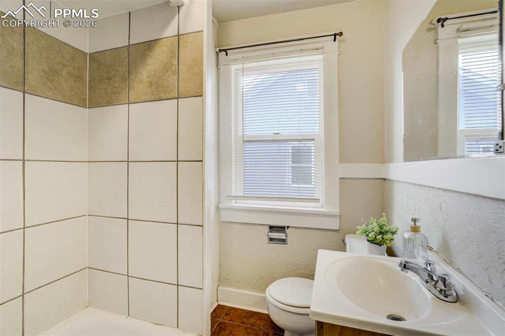 Image 22 of 37: Bathroom