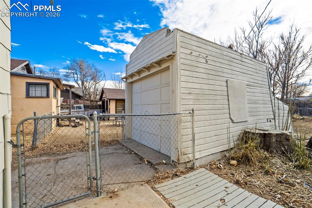 Image 32 of 37: Garage