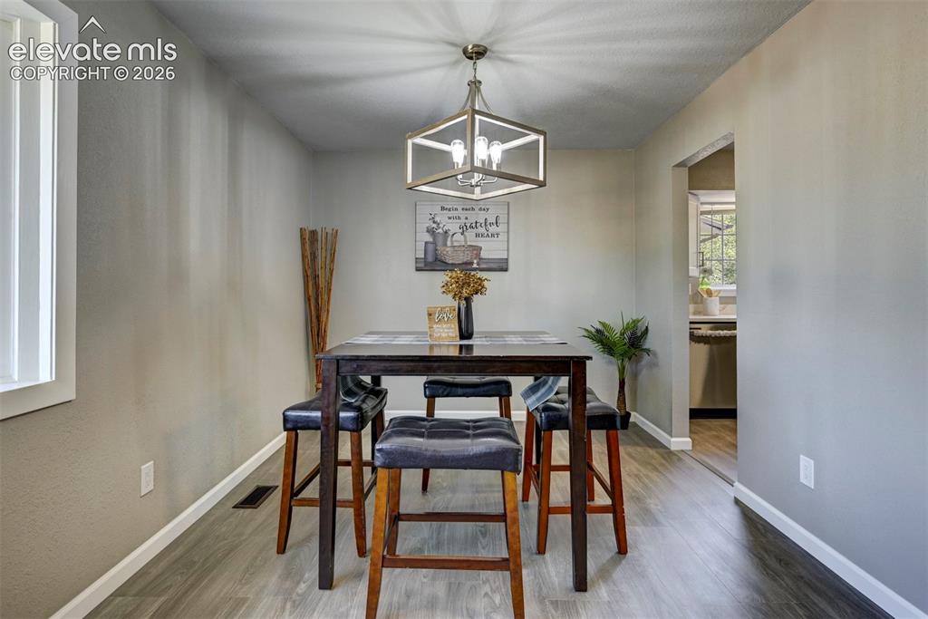 Image 17 of 50: Dining Area