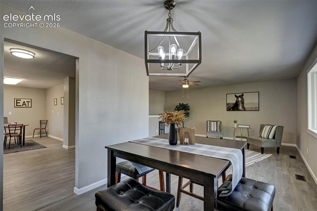 Image 18 of 50: Dining Area