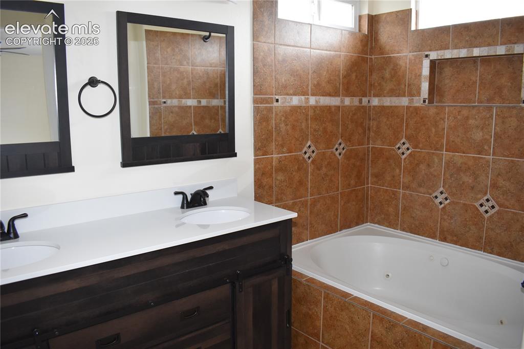 Image 10 of 12: Bathroom