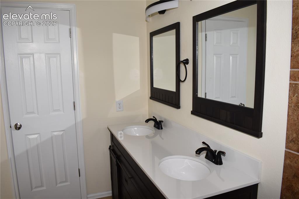 Image 9 of 12: Bathroom