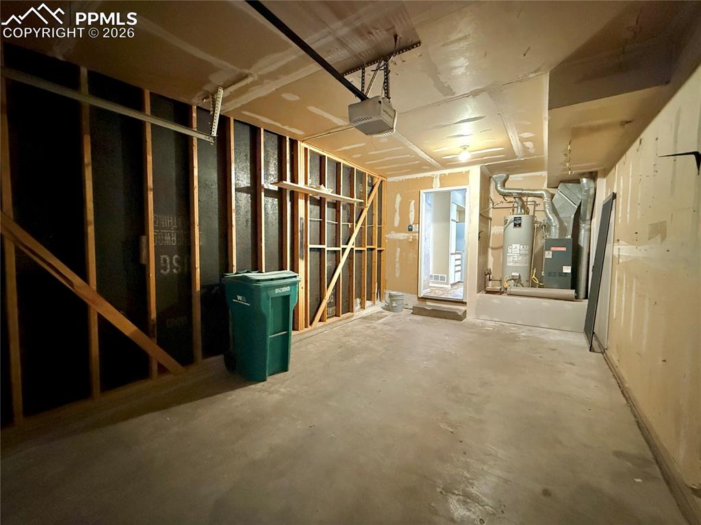 Image 15 of 18: Garage