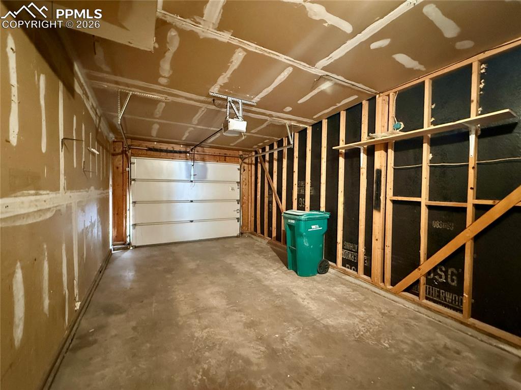 Image 16 of 18: Garage