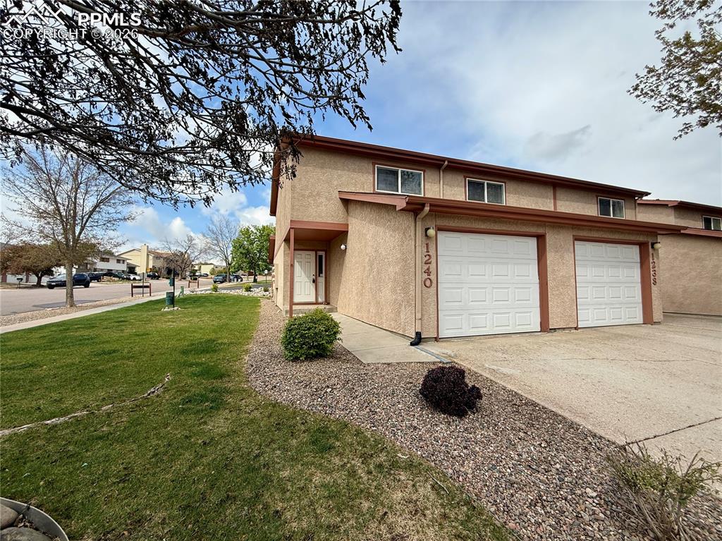 Image 2 of 18: 1 Car garage and a driveway!