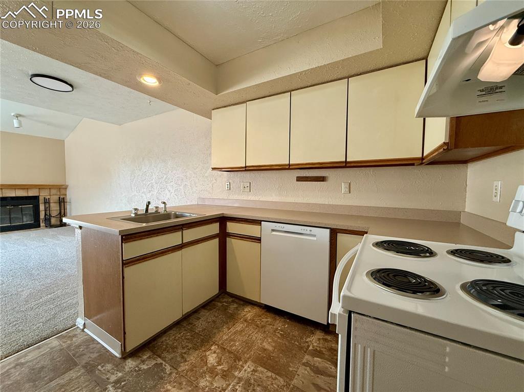 Image 5 of 18: Kitchen
