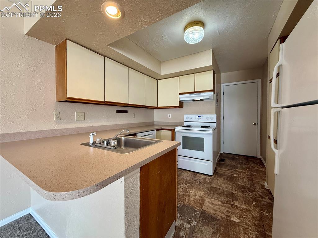 Image 6 of 18: Wrap around counters with a breakfast bar!