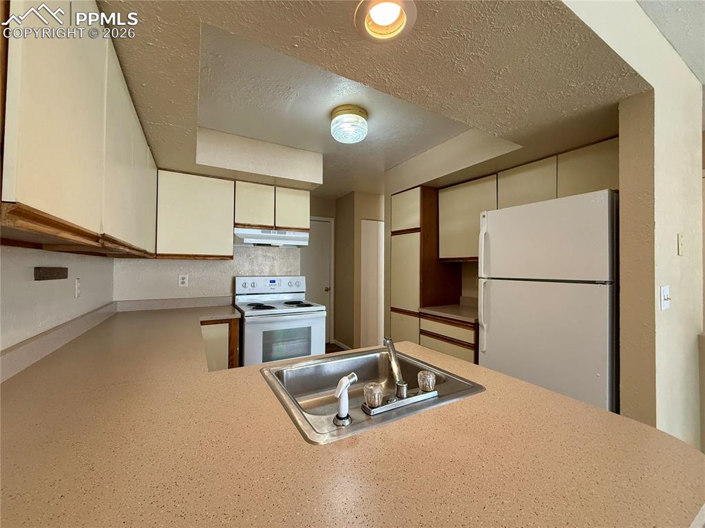 Image 7 of 18: Kitchen