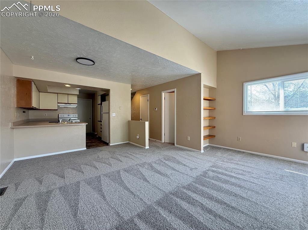Image 9 of 18: New Carpet and paint!