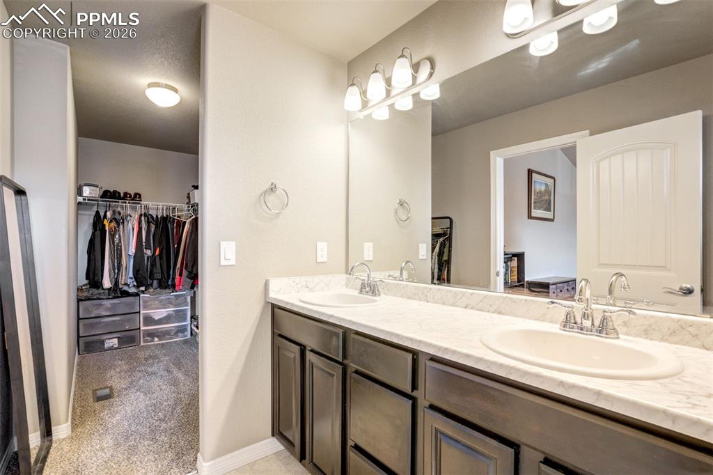 Image 21 of 49: Bathroom