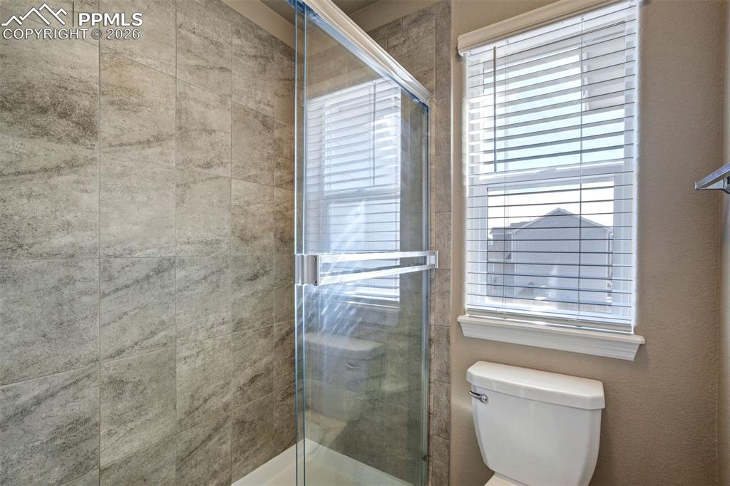 Image 23 of 49: Bathroom