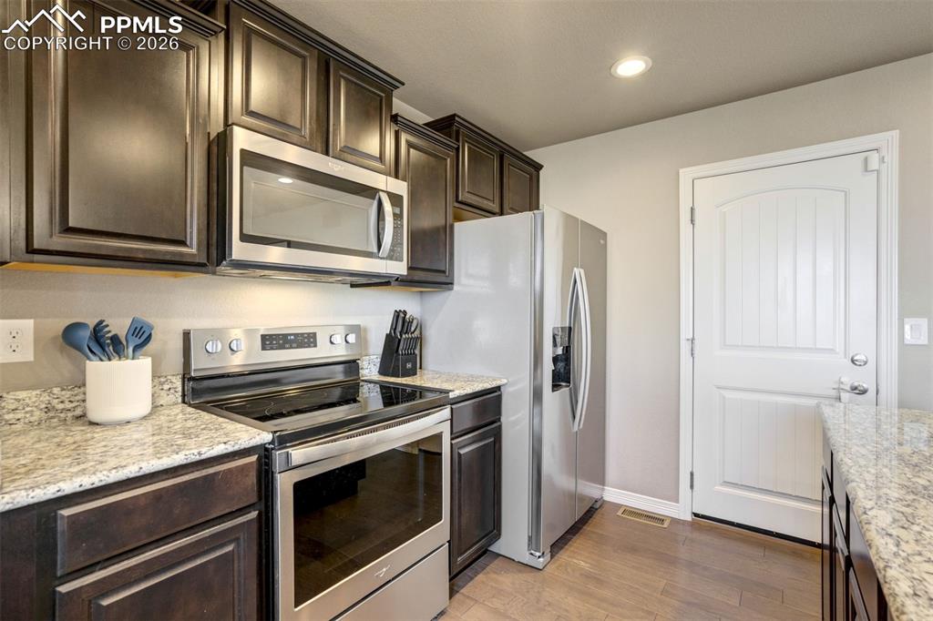 Image 7 of 49: Kitchen