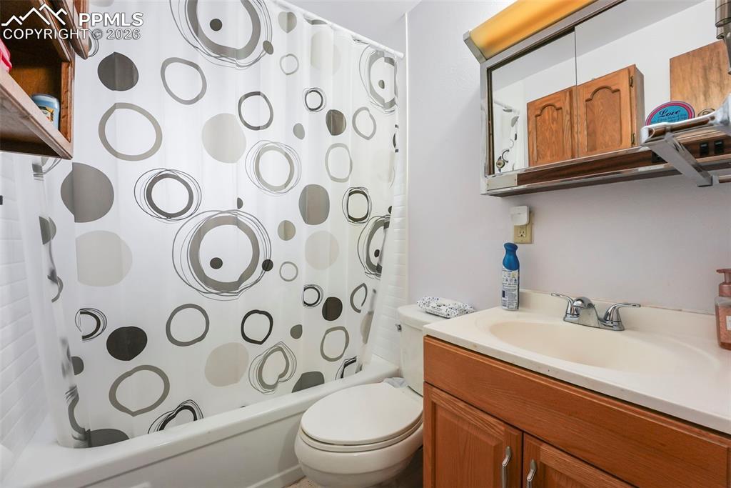 Image 19 of 44: Bathroom