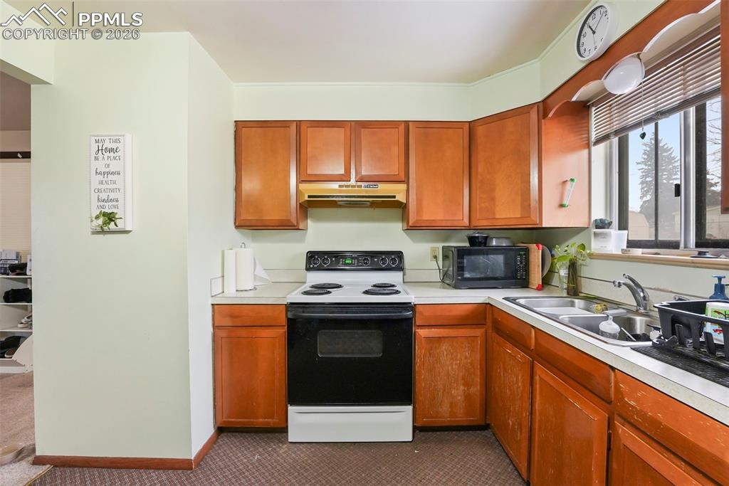 Image 9 of 44: Kitchen