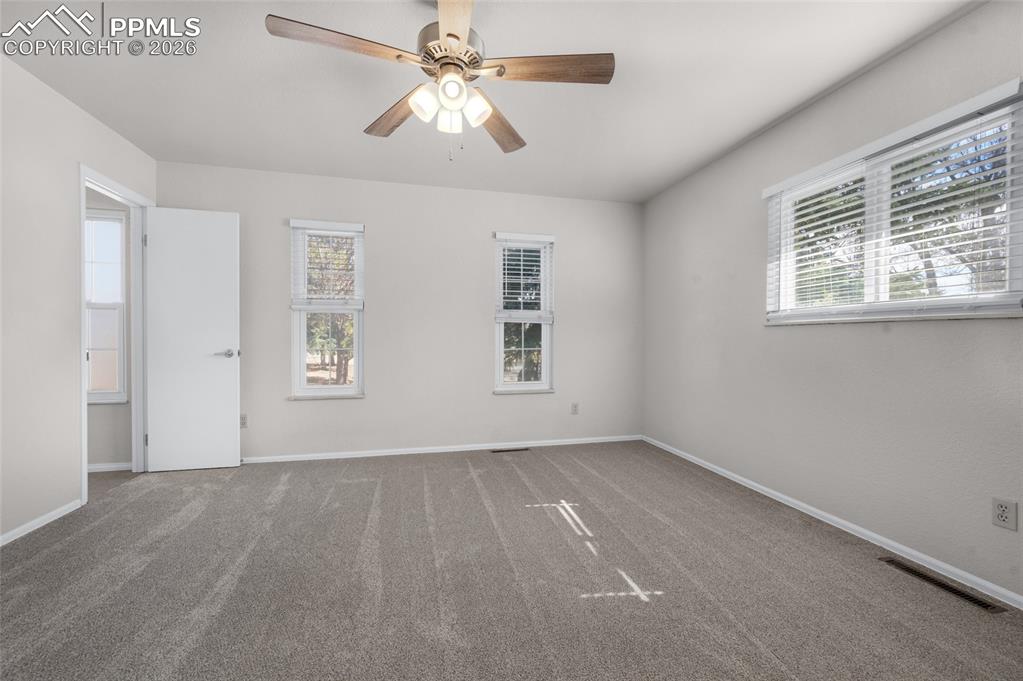 Image 20 of 37: Bathroom