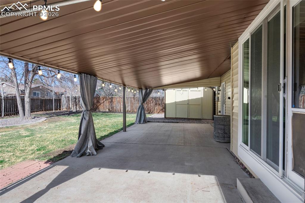 Image 30 of 37: Bathroom