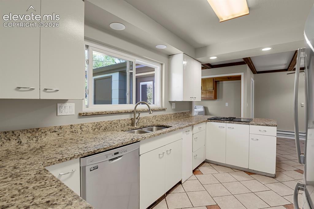 Image 17 of 50: Kitchen