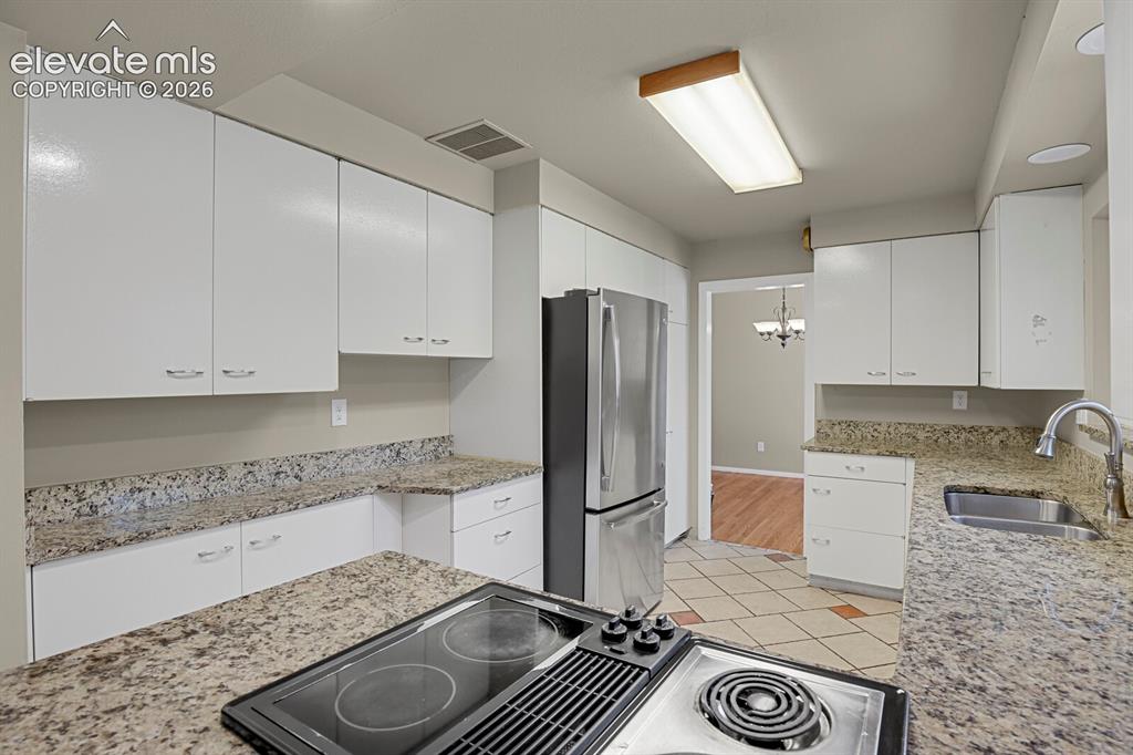 Image 18 of 50: Kitchen