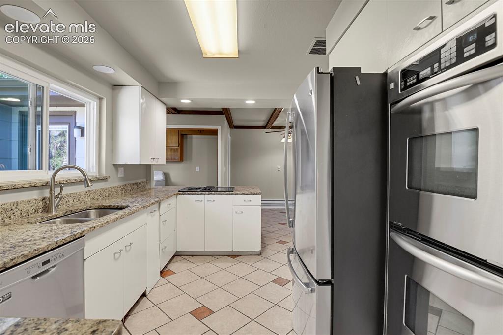 Image 19 of 50: Kitchen