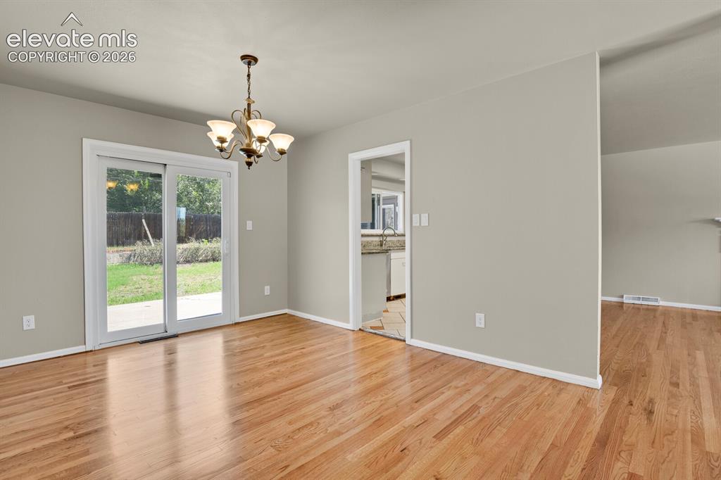 Image 6 of 50: Dining Area
