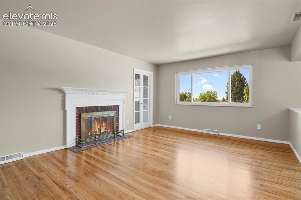 Image 8 of 50: Living Room