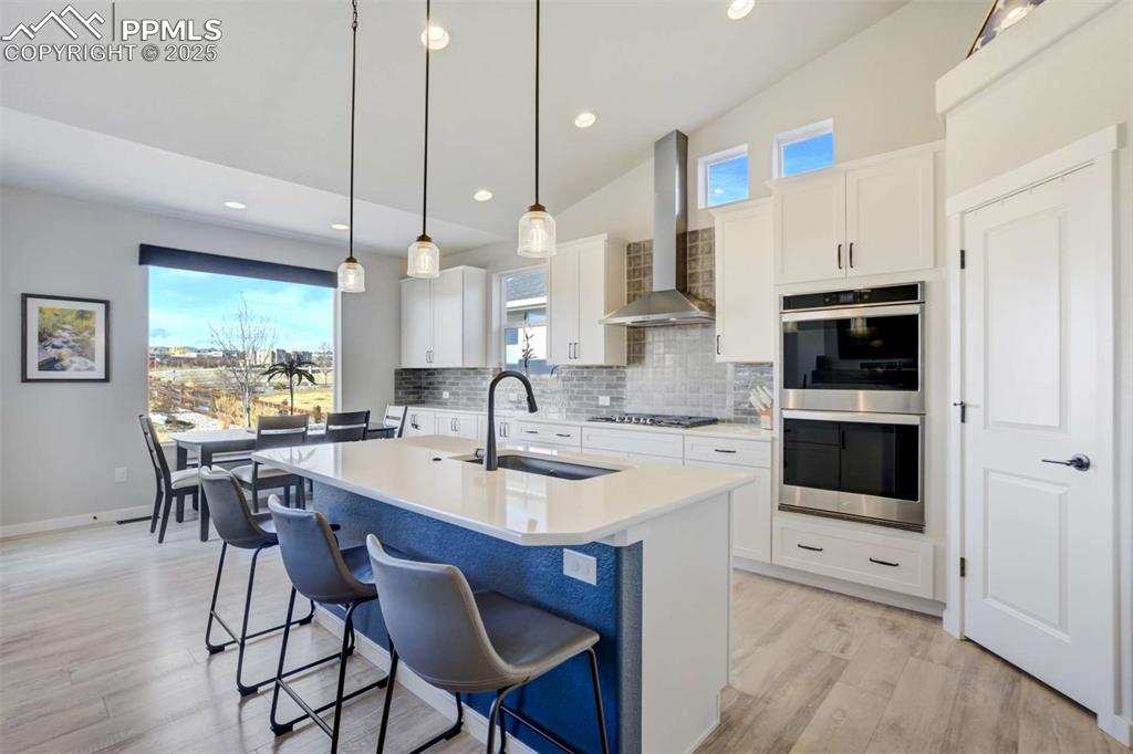 Image 10 of 50: Kitchen