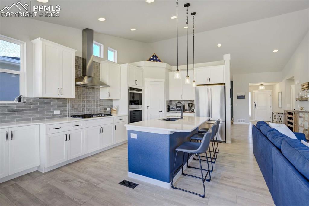 Image 11 of 50: Kitchen