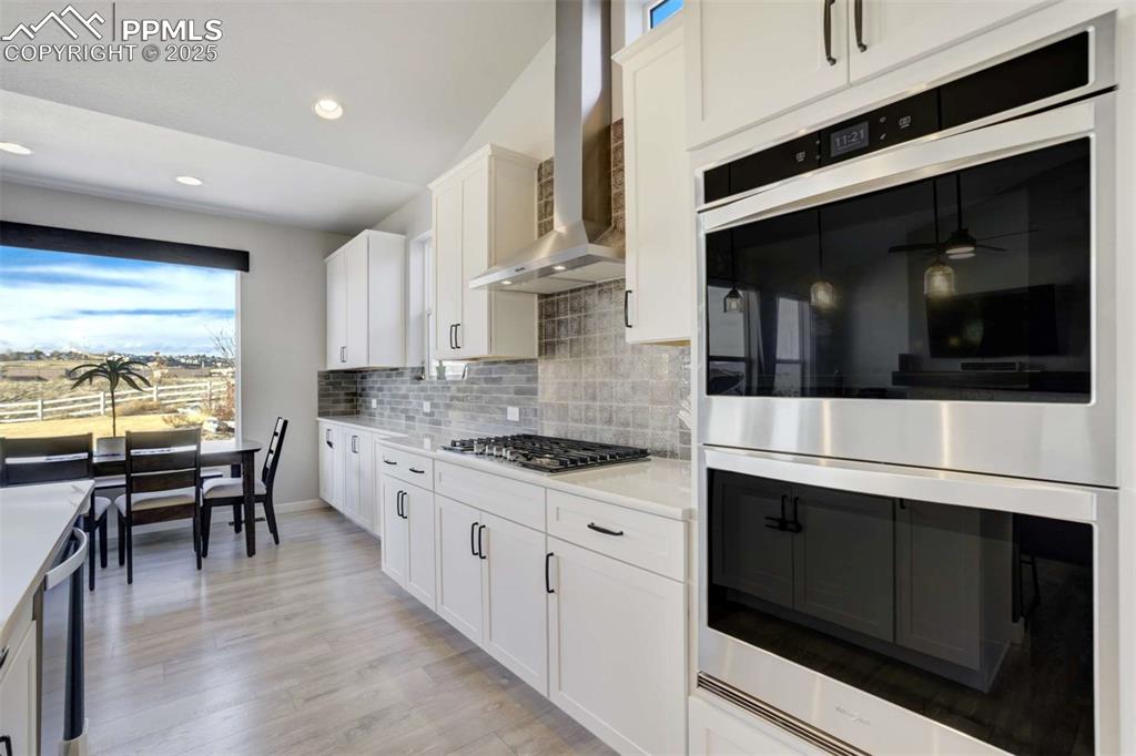 Image 13 of 50: Kitchen