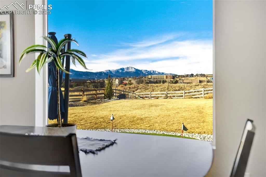 Image 16 of 50: Yard