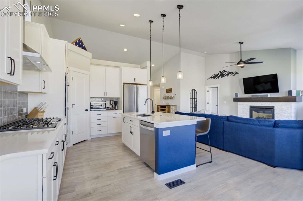 Image 17 of 50: Kitchen