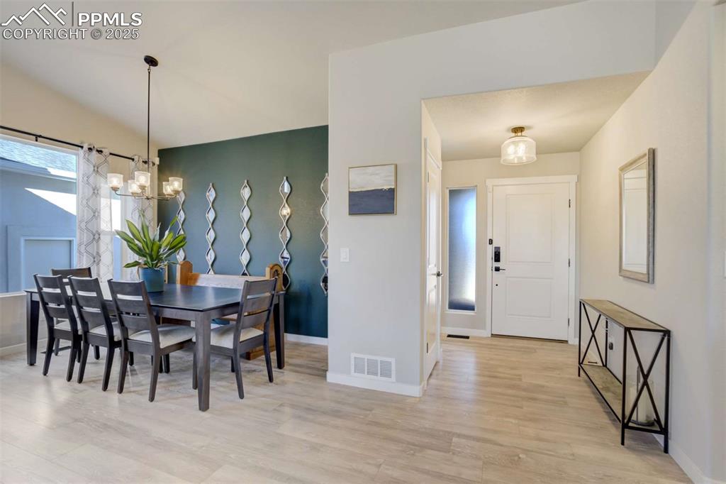 Image 18 of 50: Dining Area