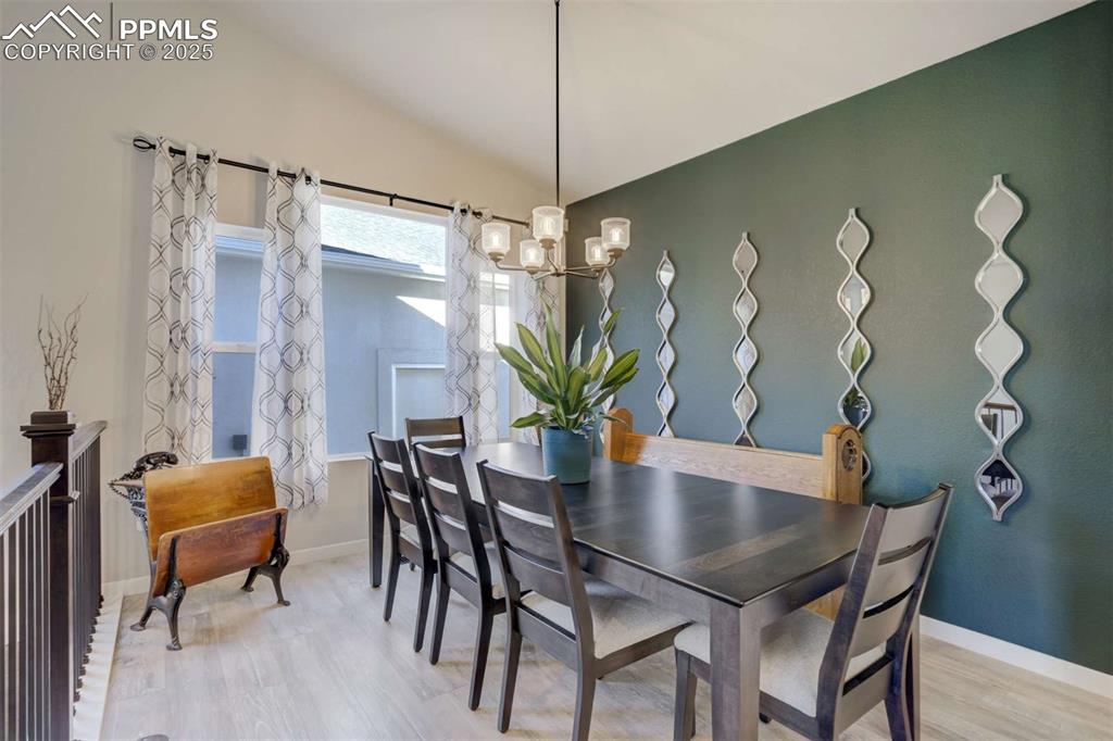 Image 20 of 50: Dining Area