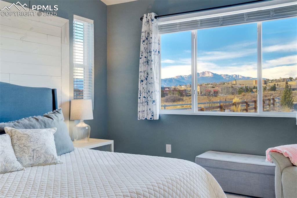 Image 22 of 50: Bedroom